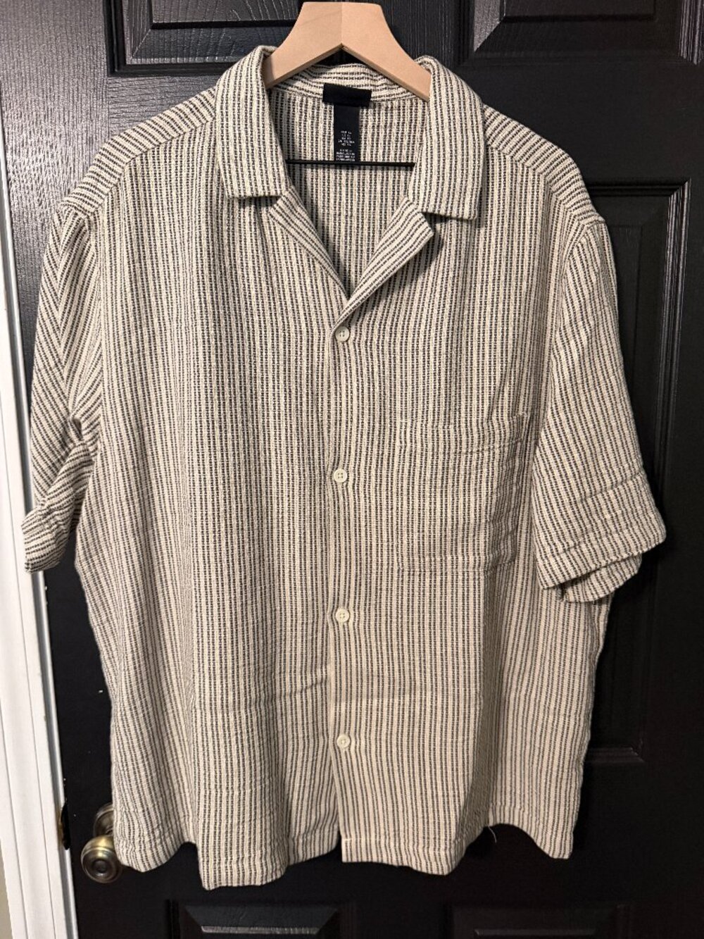 Like New Men's H&M Regular Fit Short Sleeve Black Cream XL